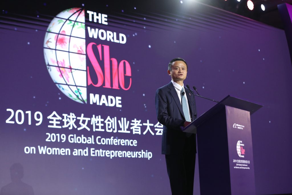 แจ็ค หม่า ประธานกรรมการบริหารกลุ่มอาลีบาบา กล่าวในที่ประชุมระดับโลกด้านสตรี และผู้ประกอบการ ที่เมืองหางโจว ประเทศจีน ในปี 2019